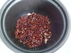 把泡发好的各式米全部放入电饭煲。