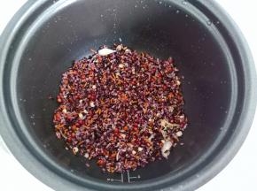 把泡发好的各式米全部放入电饭煲。