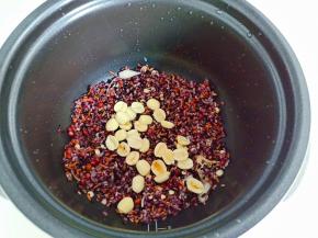 加入泡发好的莲子。