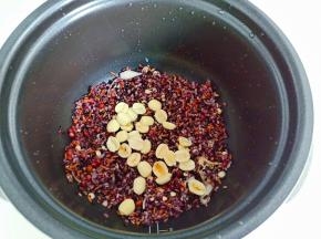 加入泡发好的莲子。