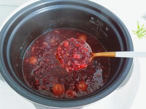 煮好的粥加入冰糖融化。