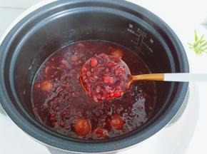 煮好的粥加入冰糖融化。