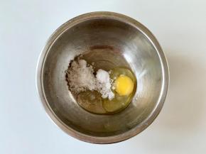 鸡蛋加白砂糖搅拌均匀。