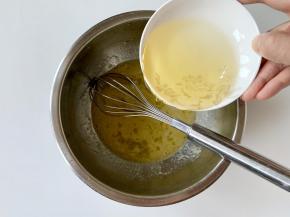 加入玉米油拌匀。