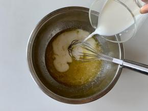 倒入纯牛奶拌匀。