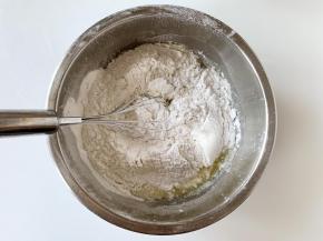 倒入糯米粉继续搅拌。