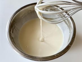 搅拌成均匀顺滑、没有结块的面糊，提起蛋抽，面糊可以自由滴落。这里不需要讲究手法，糯米粉没有筋度，不会像面粉一样起筋，可以随意搅拌。