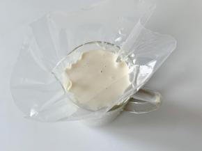 把裱花袋套在高一些的杯子里，倒入拌好的面糊。