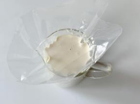 把裱花袋套在高一些的杯子里，倒入拌好的面糊。