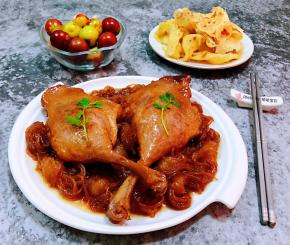 美味可口的魔芋炖鸭腿装入盘中搭配油饼和大枣一起吃超级棒