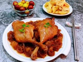 美味可口的魔芋炖鸭腿装入盘中搭配油饼和大枣一起吃超级棒