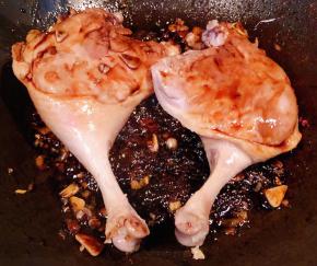 放入调味料糖、一品鲜酱油、蚝油炒匀再放入鸭腿中火炒至上色