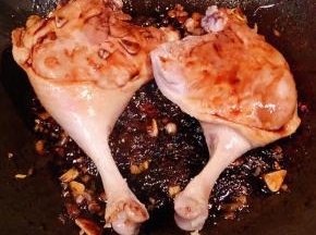 放入调味料糖、一品鲜酱油、蚝油炒匀再放入鸭腿中火炒至上色