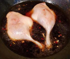 添加适量清水大火炖起来