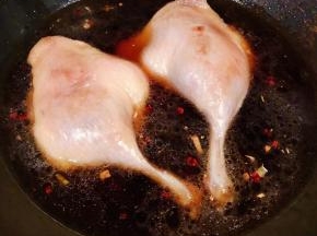 添加适量清水大火炖起来