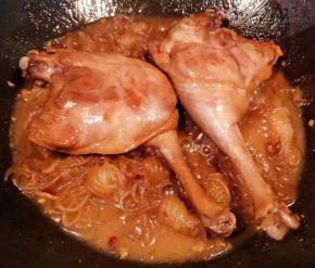 炖至汤汁快收干时放入盐和味精调味均匀即可出锅享用