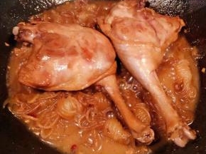 炖至汤汁快收干时放入盐和味精调味均匀即可出锅享用