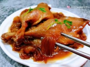 魔芋入口脆嫩爽口搭配鸭腿的浓香让人回味无穷