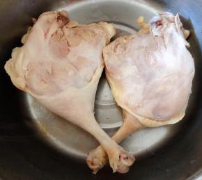 处理好的鸭腿沥干水份备用