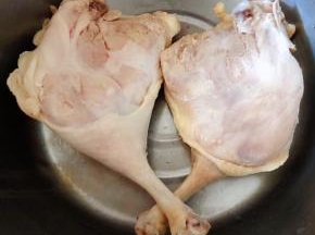 处理好的鸭腿沥干水份备用