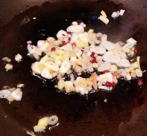 锅中倒入底油加热放入花椒八角炸香再放入葱姜蒜爆香