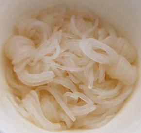 魔芋在开水中快速焯水后立即放入冷水中过凉沥干水份