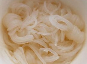 魔芋在开水中快速焯水后立即放入冷水中过凉沥干水份