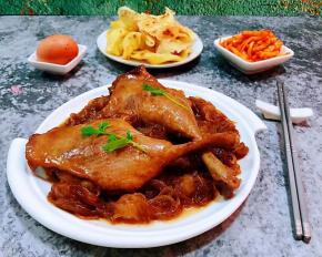 混搭着麻辣小菜和鸡蛋一起吃别有一番滋味