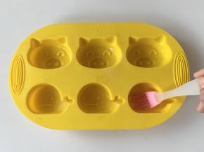 在模具里刷一层油，方便脱模。我用的是百乐思的卡通模具，食品级铂金硅胶，造型可爱又安全哦！