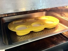 把模具放入蒸锅或蒸箱中，水开后蒸15分钟。
