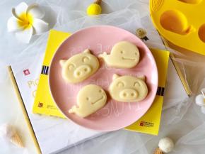 蒸好后脱模，稍微放温一些就可以吃啦，小猪和鲸鱼的造型太萌啦！