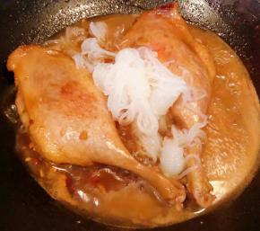 鸭腿炖至七成熟放入魔芋改中火一起炖