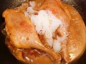 鸭腿炖至七成熟放入魔芋改中火一起炖