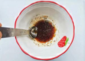 再来调个【万能油醋汁】：橄榄油2勺、生抽2勺、米醋2勺、蜂蜜1勺、黑胡椒碎适量。