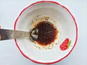 再来调个【万能油醋汁】：橄榄油2勺、生抽2勺、米醋2勺、蜂蜜1勺、黑胡椒碎适量。