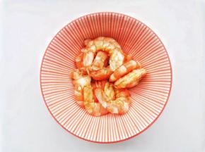 虾煮熟去壳去须去虾线加一点点生抽和料酒腌制一下。