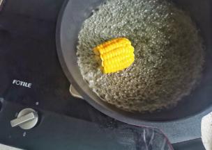 玉米煮熟剥粒，