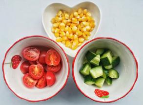 黄瓜切小块，圣女果对半切开。