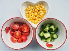 黄瓜切小块，圣女果对半切开。