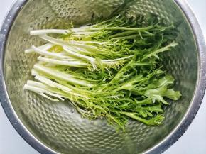 苦菊洗净。