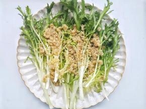盘底铺一层苦菊，撒一层藜麦，