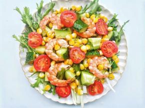 将其余所有食材混合，加入油醋汁拌匀，完成。