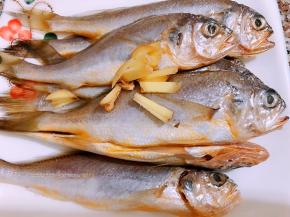 小黄鱼去鳞去内脏清洗干净后沥干水，加入姜丝和料酒腌制20分钟