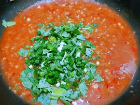 撒上小葱和香菜关火