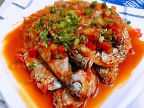 把汤汁淋在小黄鱼上