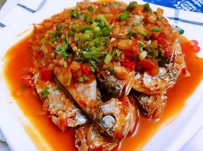 把汤汁淋在小黄鱼上