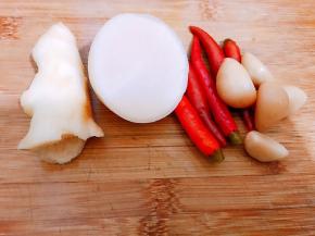 泡姜，泡椒，泡大蒜切成小丁