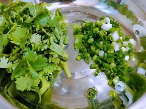 香菜和小葱切碎