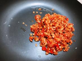 锅里重新加入底油，倒入泡椒碎翻炒几分钟出香味