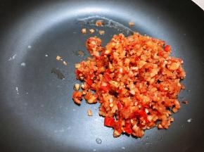 锅里重新加入底油，倒入泡椒碎翻炒几分钟出香味